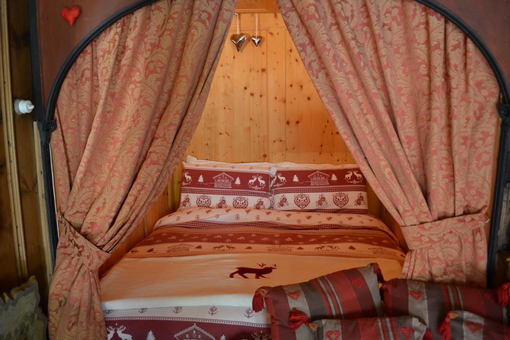 B&B La Tana Dell'Orso - Die Baerenhoehle 卡斯特罗迪费耶美 外观 照片